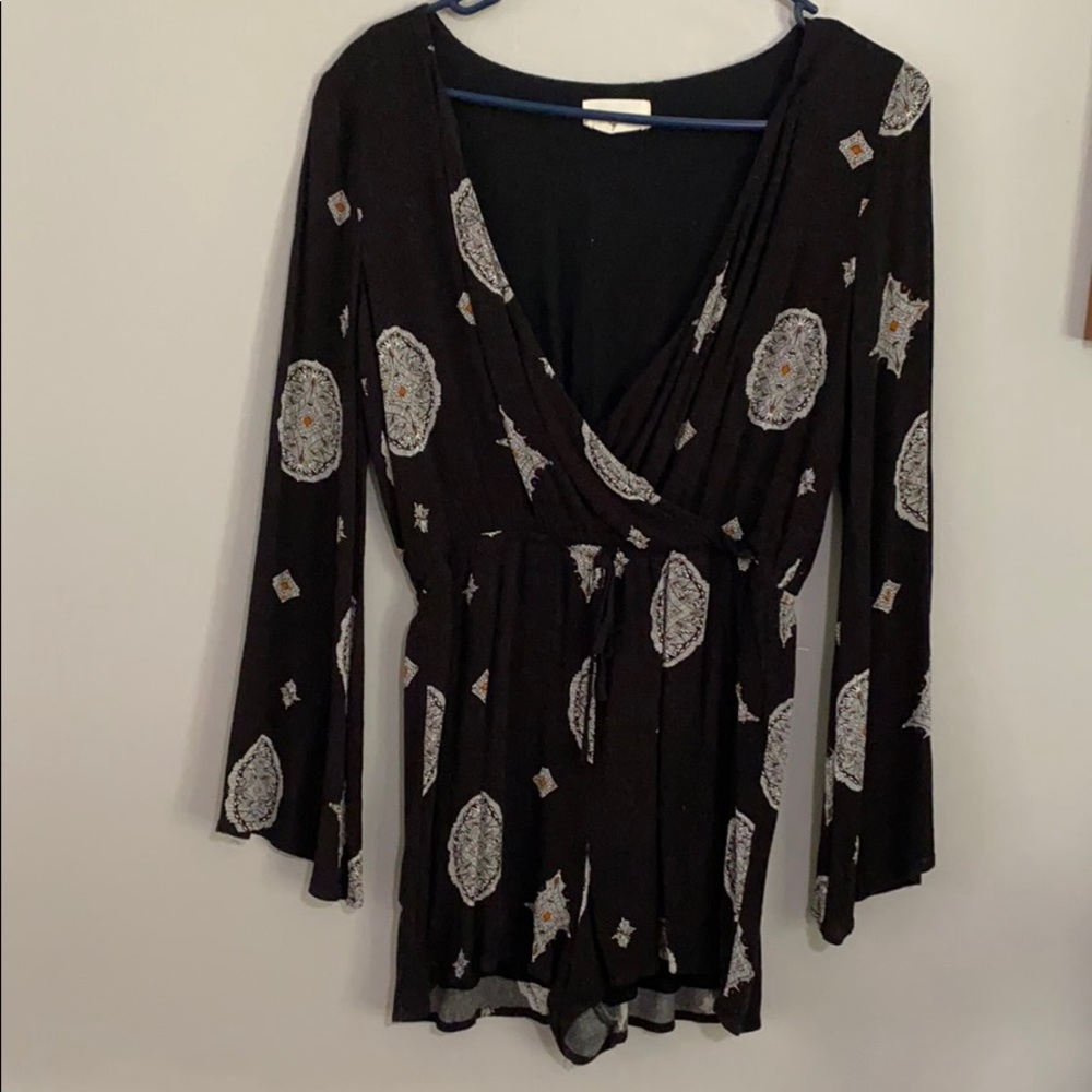 VESTIQUE LONG SLEEVE ROMPER